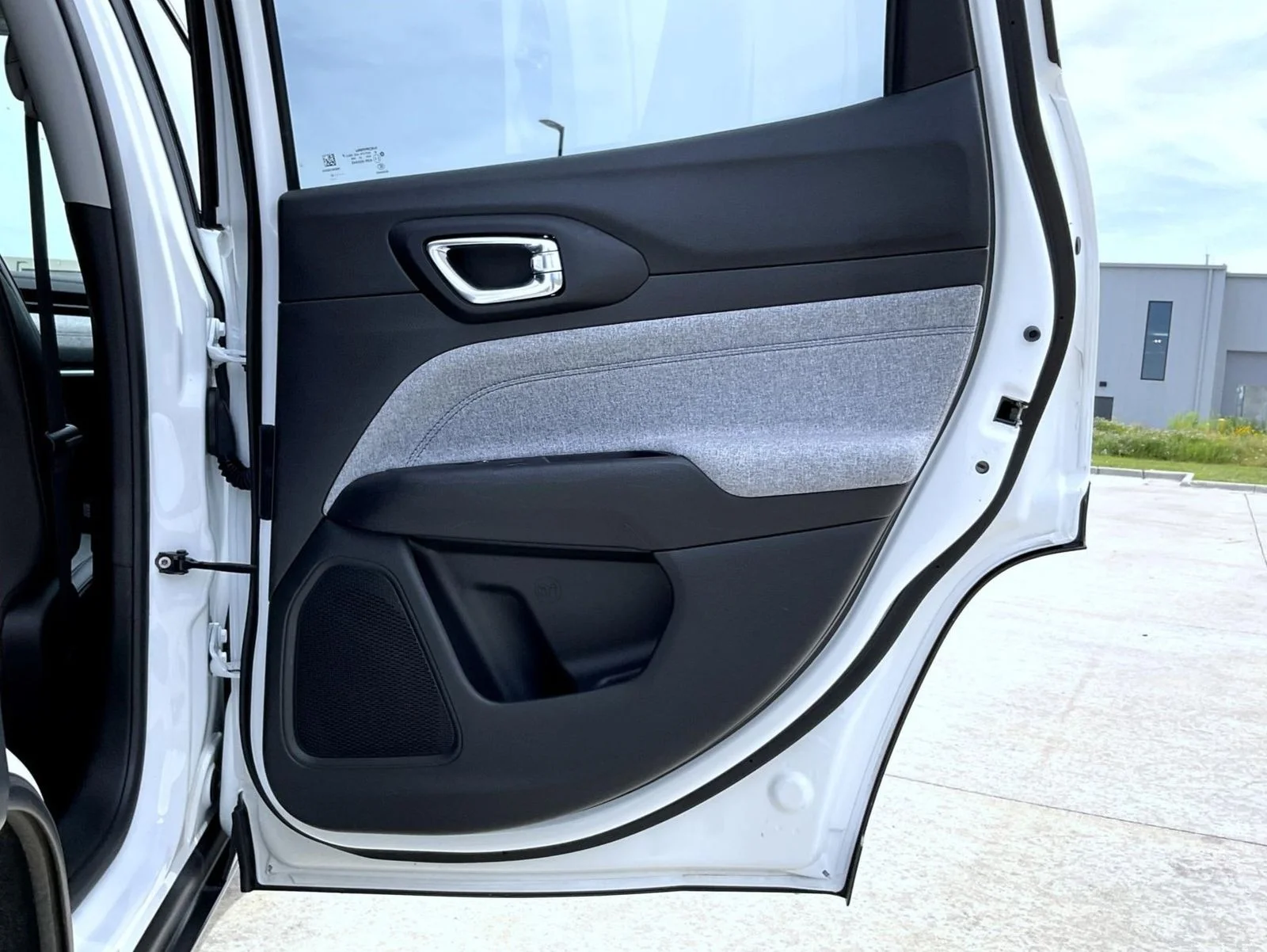 Used 2022 White Jeep Latitude image 18