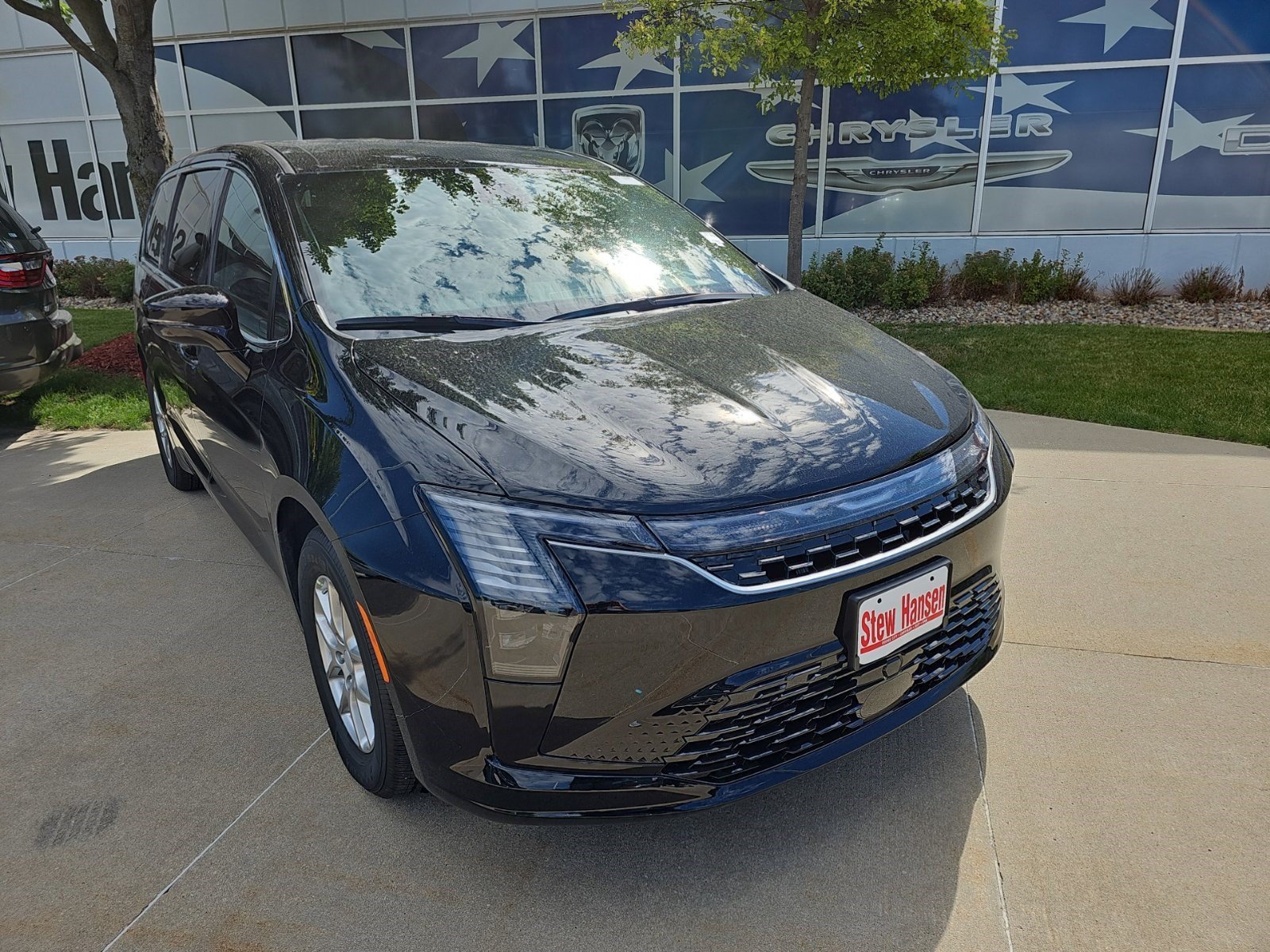 New 2027 Diamond Black Crystal Pearlcoat Chrysler Select image 7