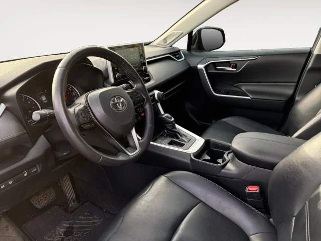 Used 2019 Gray Toyota XLE Premium image 11