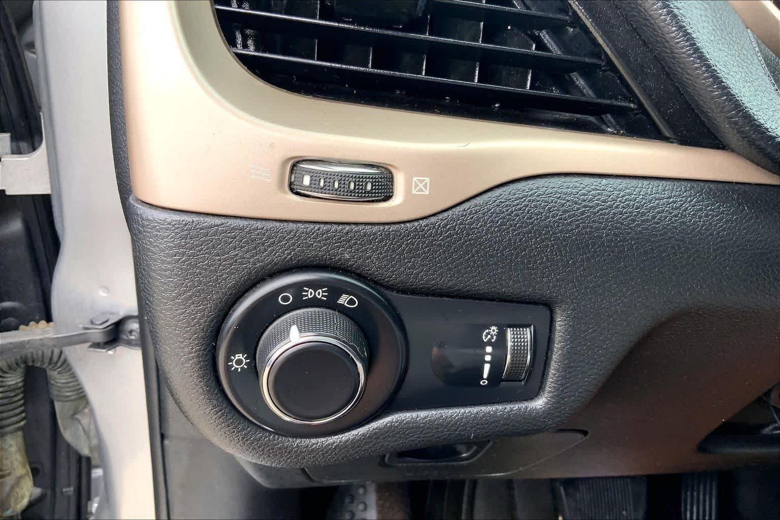 Used 2016 Billet Silver Metallic Clearcoat Jeep Altitude image 34
