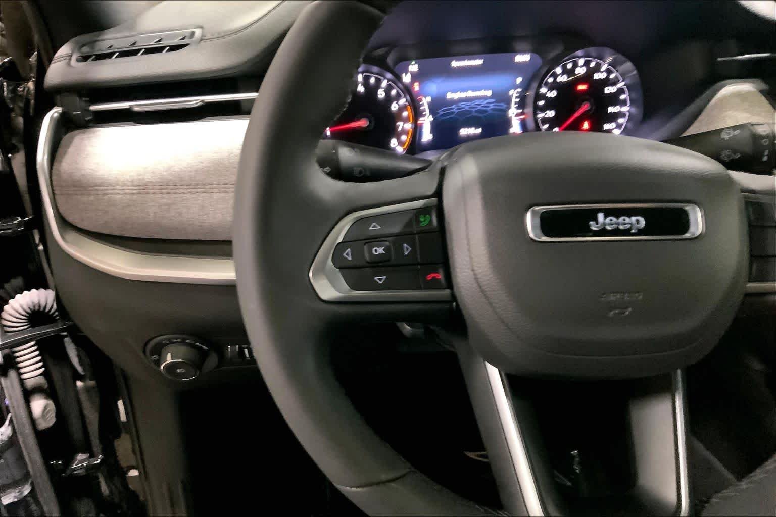 Used 2024 Diamond Black Crystal Pearlcoat Jeep Latitude Lux image 23