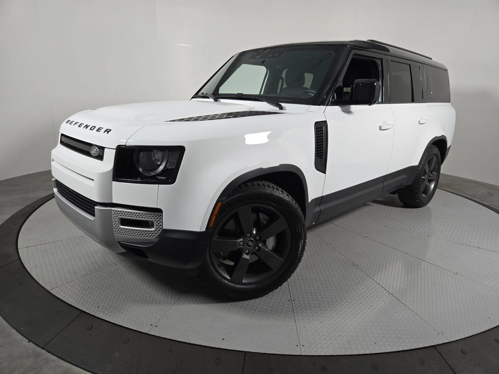 2024 Land Rover Defender 130 S P400's photo