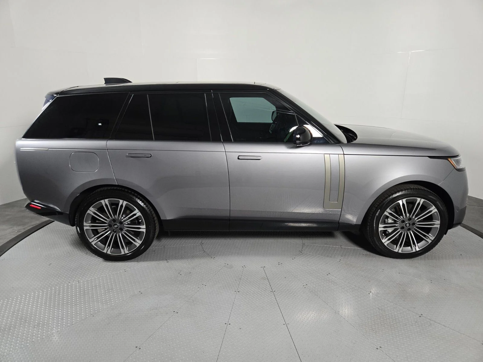Used 2023 Eiger Gray Metallic Land Rover SE image 6
