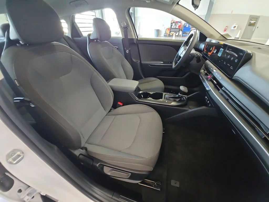 Used 2025 White Kia LXS image 30