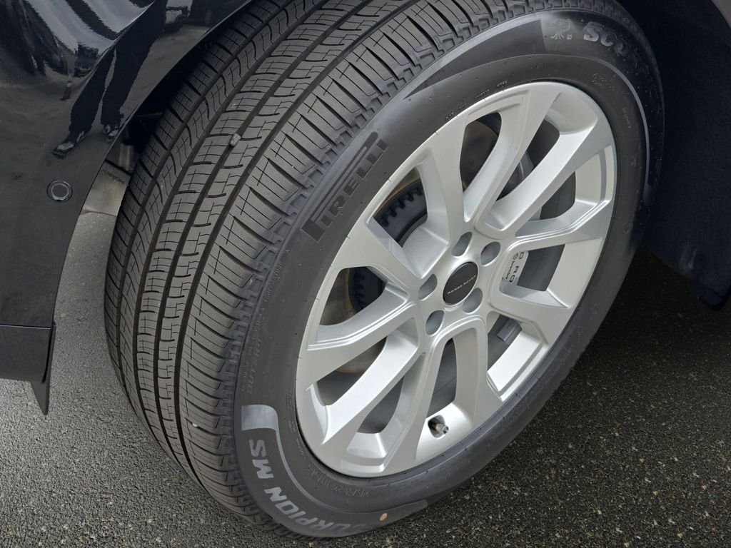 New 2026 Santorini Black Land Rover Dynamic SE image 34