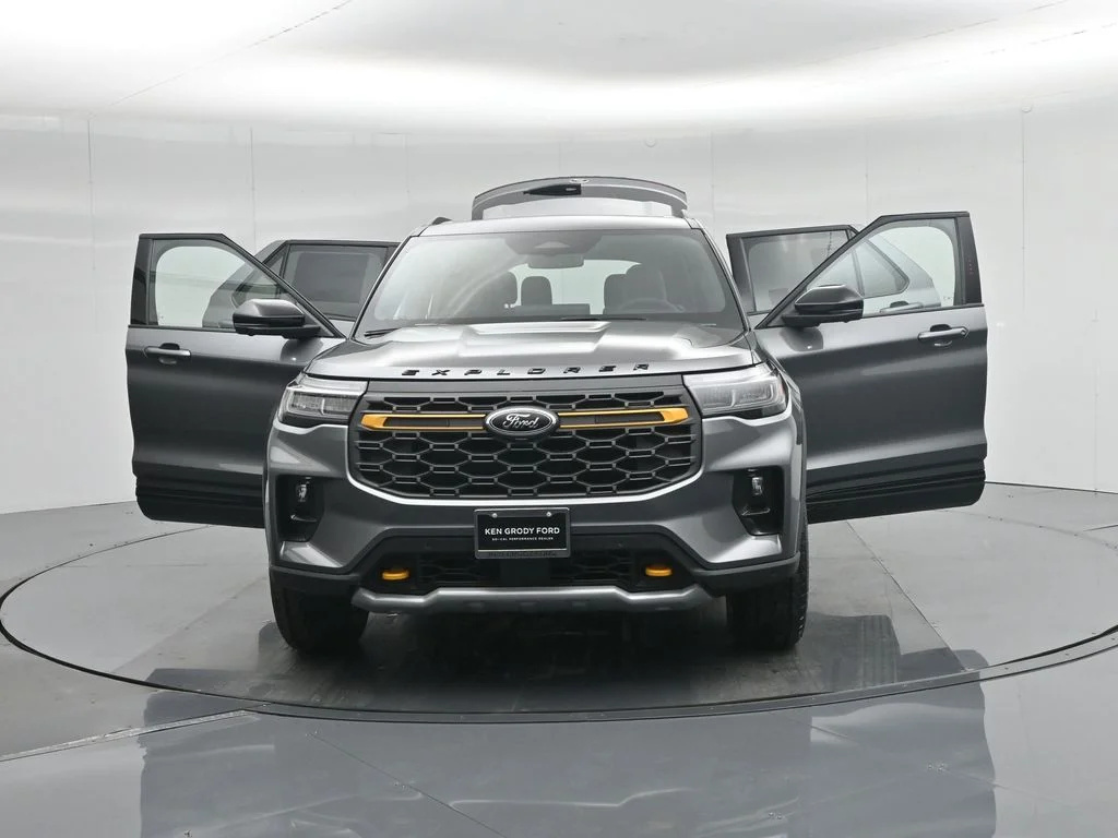 New 2026 Carbonized Gray Metallic Ford Tremor image 38
