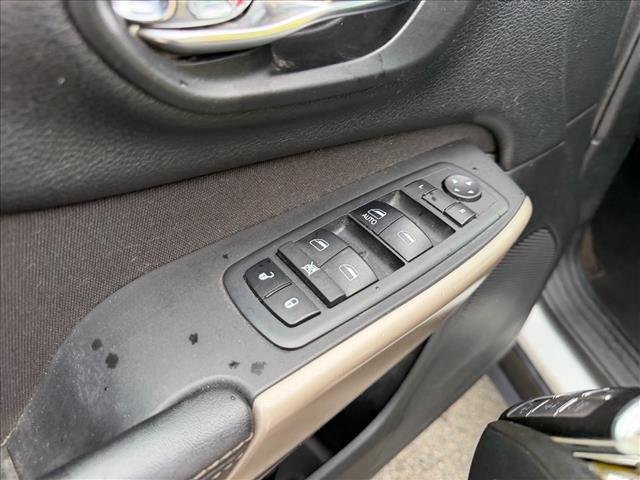 Used 2018 Bright White Clearcoat Jeep Latitude image 11