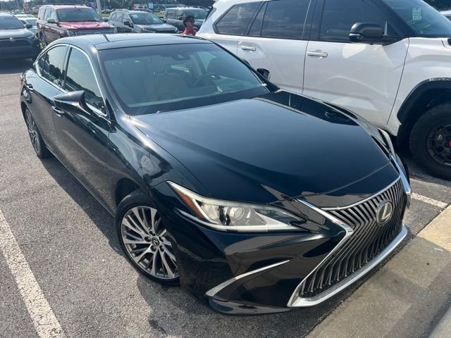 Used 2019  Lexus  image 3