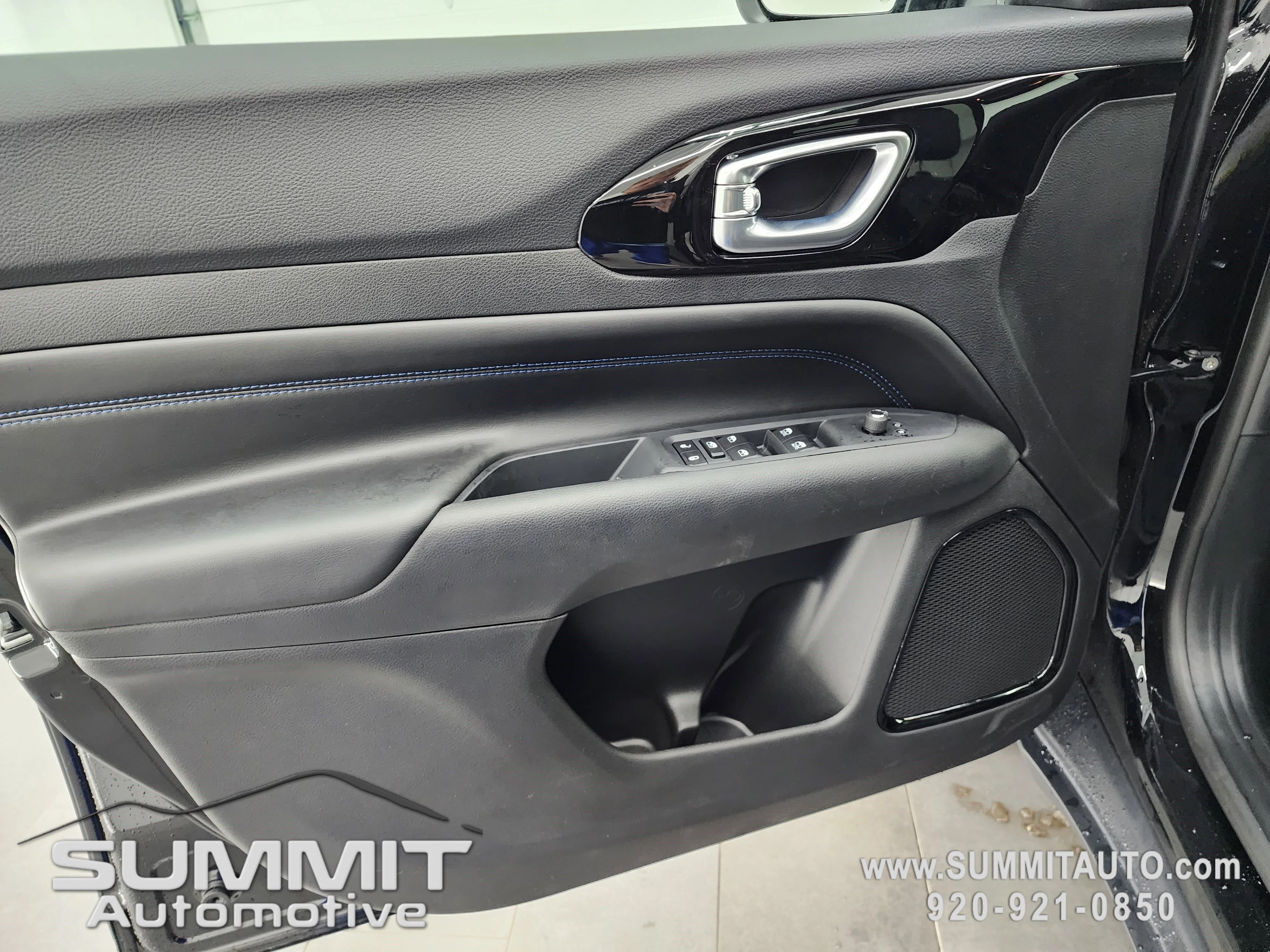 New 2026 Diamond Black Crystal Pearl-Coat Exterior Paint Jeep Latitude image 40