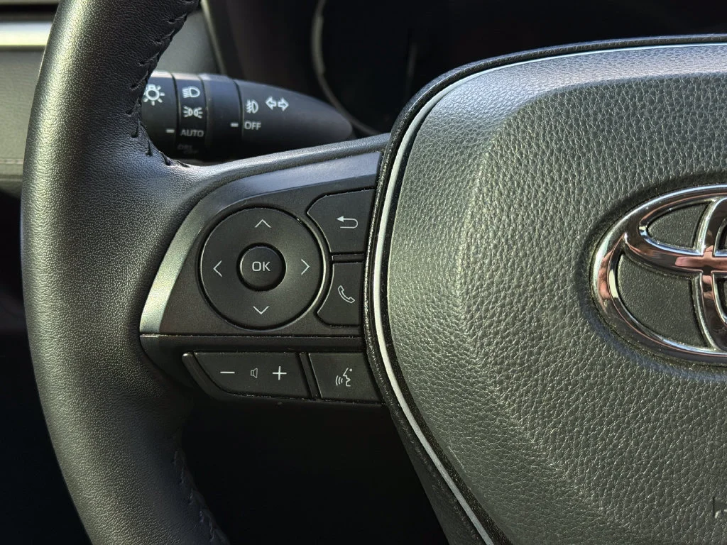 Used 2024  Toyota XLE Premium image 28