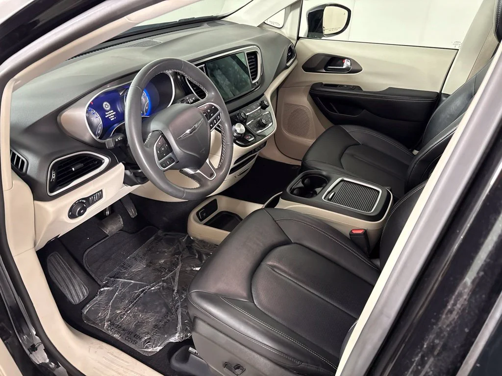 Used 2024 Black Chrysler Touring L image 31
