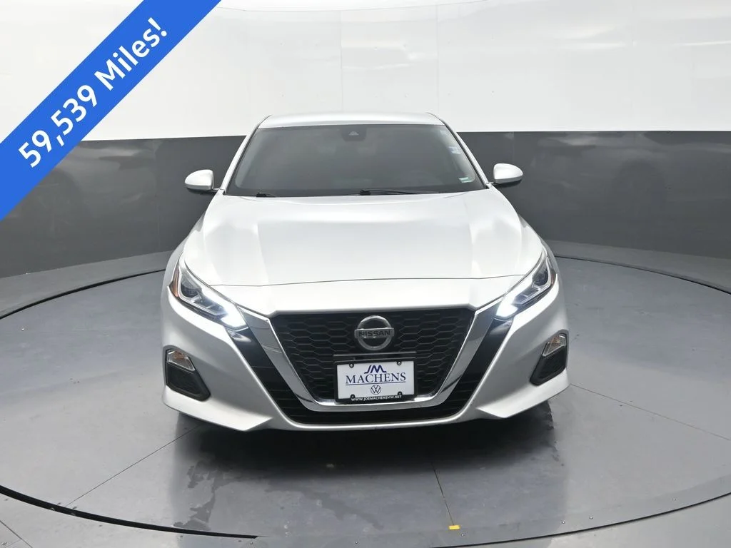 Used 2022 Silver Nissan 2.5 SV image 2