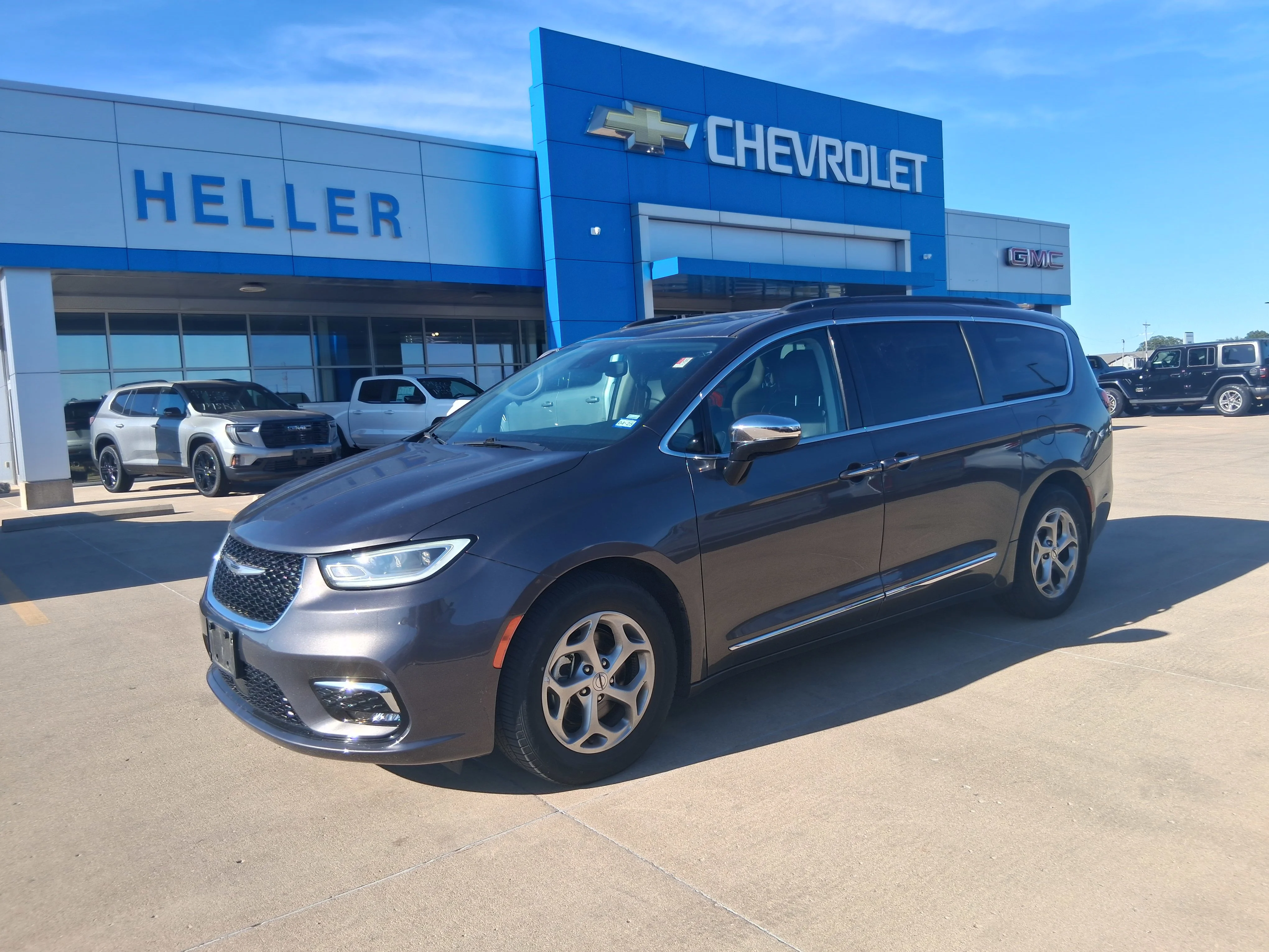 Used 2023 Granite Crystal Metallic Clearcoat Chrysler Limited image 3