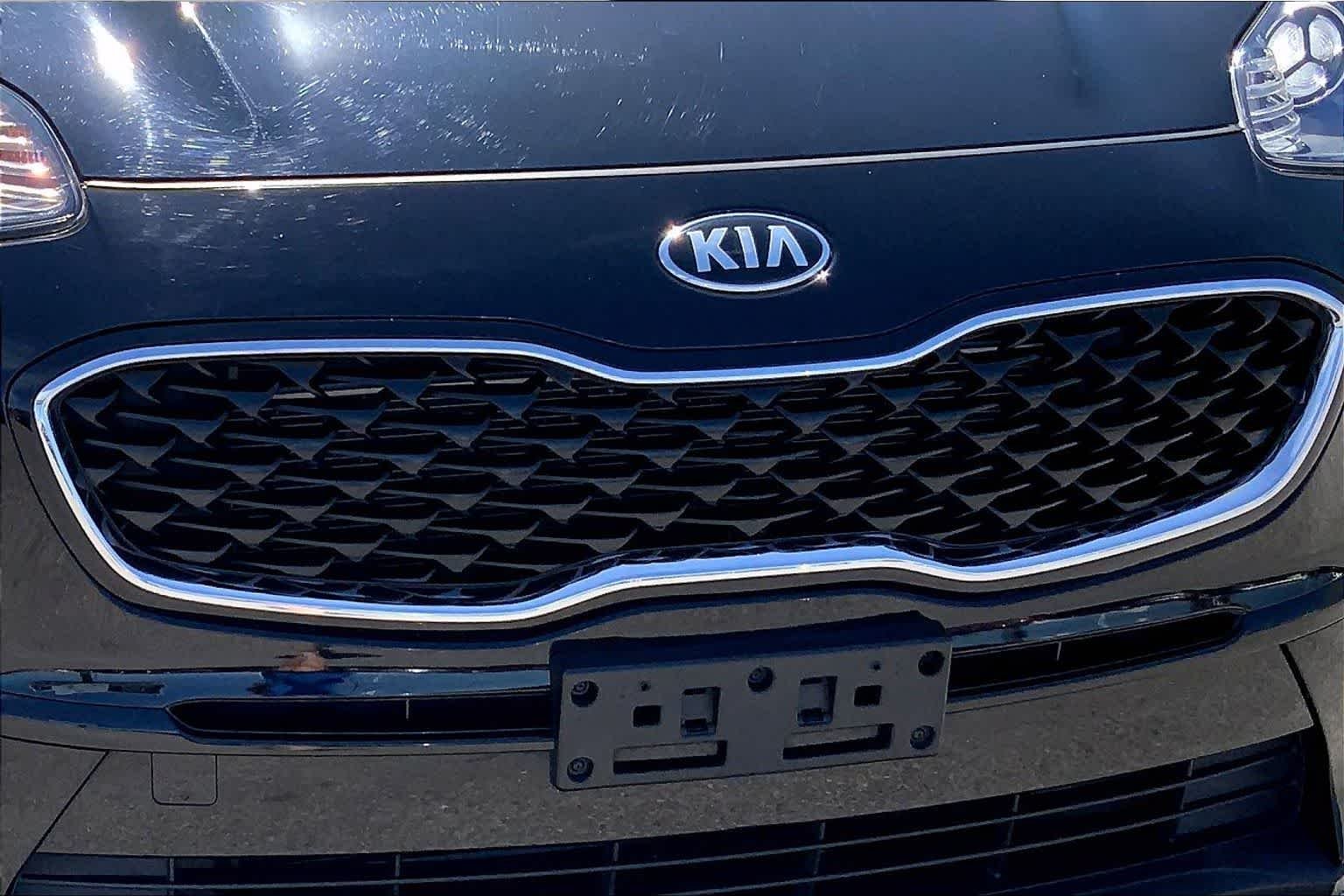 Used 2021 Black Cherry Kia LX image 28