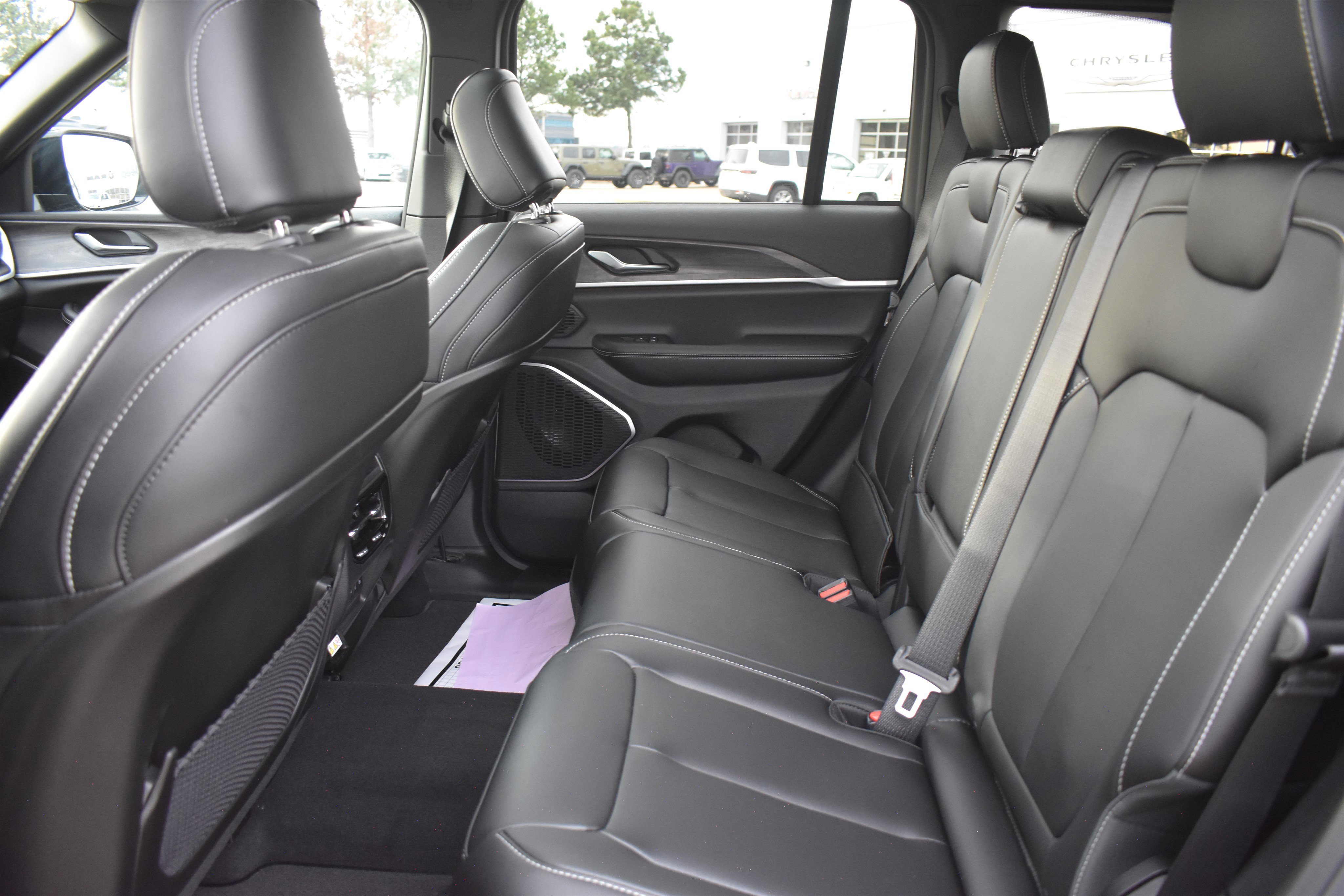 New 2026 Diamond Black Crystal Pearl-Coat Exterior Paint Jeep Limited image 15