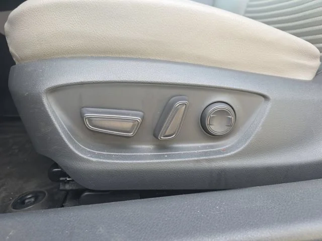 Used 2019 Silver Toyota SE image 27
