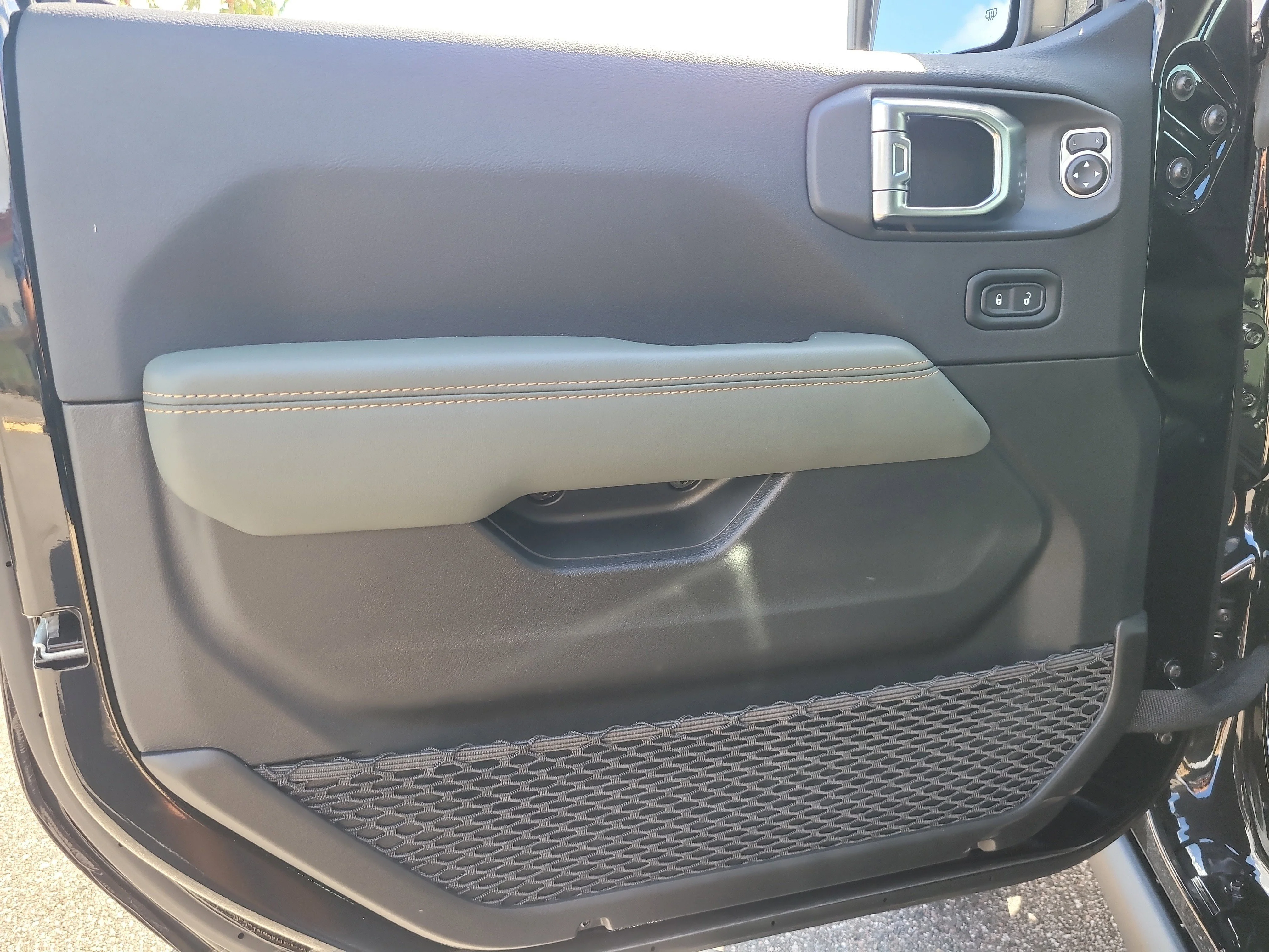 New 2026 Black Clearcoat Jeep Mojave X image 12
