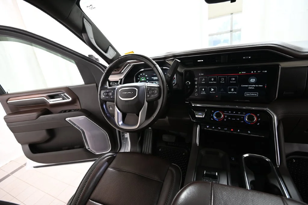 Used 2024 White Frost Tricoat GMC Denali image 34