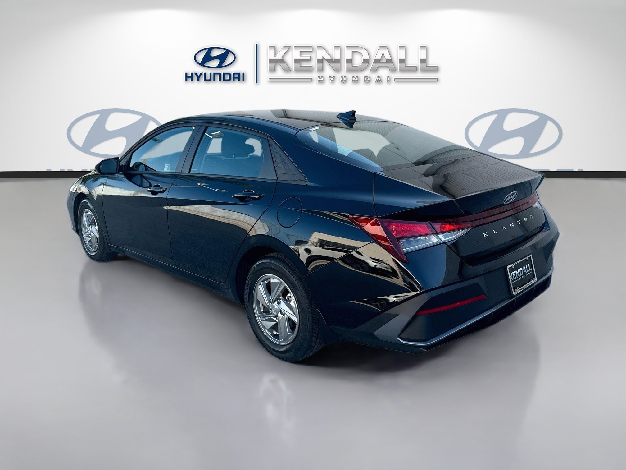Used 2025 Abyss Black Hyundai SE image 4