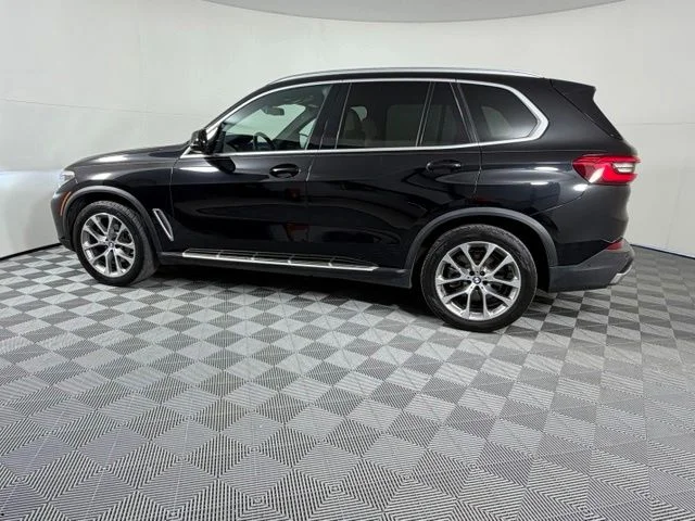 Used 2020 Black BMW sDrive40i image 4