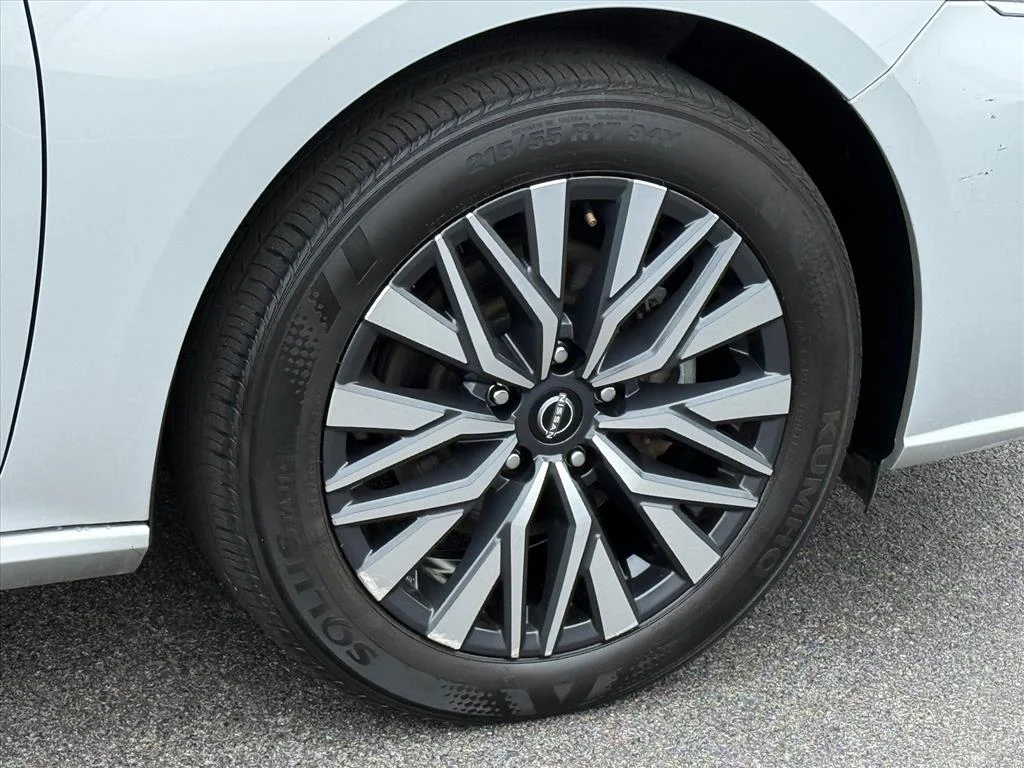 Used 2024 Silver Nissan 2.5 SV image 9