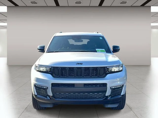 New 2025 Silver Zynith Exterior Paint Jeep Limited image 9