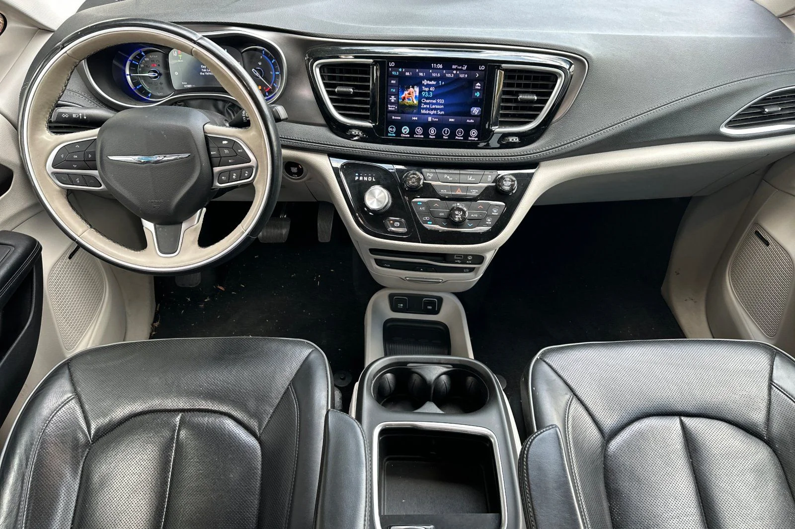 Used 2018 White Chrysler Limited image 13