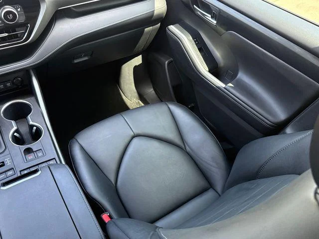 Certified Used 2020 CELESTIAL SILVER METALLIC Toyota XLE image 23