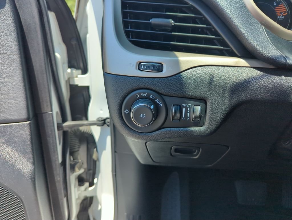 Used 2017 White Jeep Latitude image 20