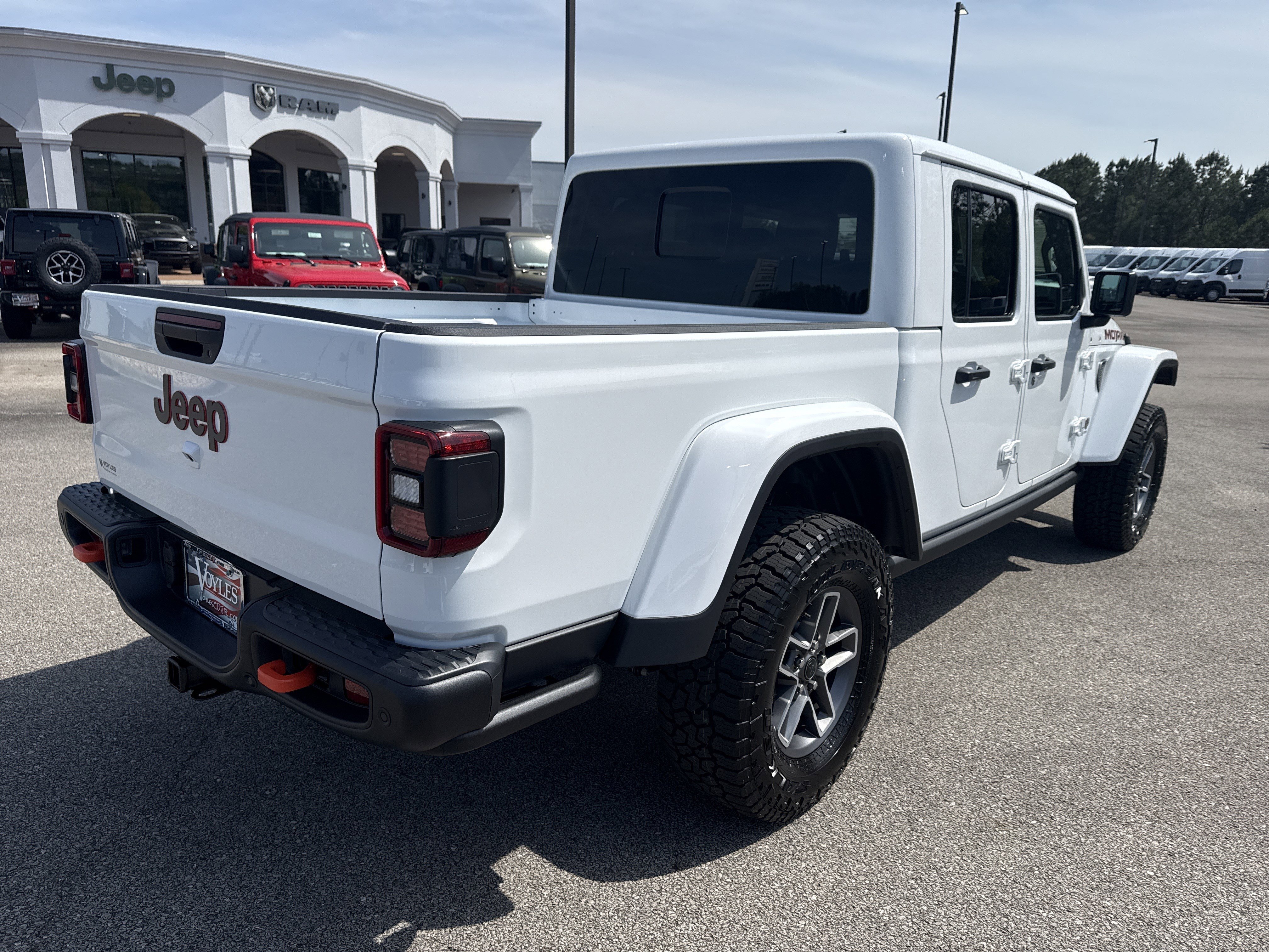 New 2026 Bright White Clear-Coat Exterior Paint Jeep Mojave X image 7