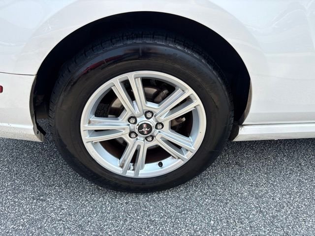 Used 2013 White Ford V6 image 9