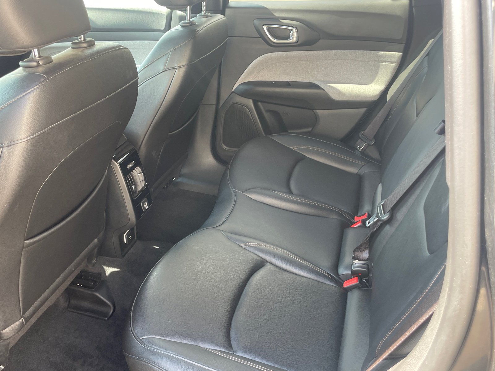 Used 2024 Diamond Black Crystal Pearlcoat Jeep Latitude Lux image 21