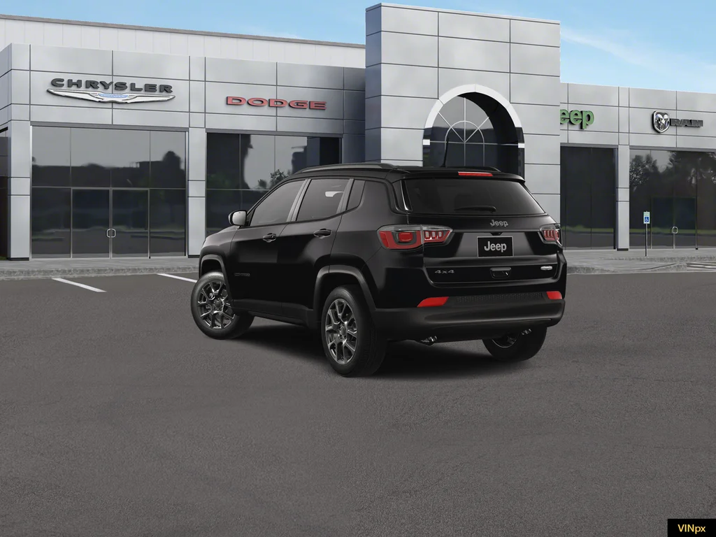 New 2026 Diamond Black Crystal Pearl-Coat Exterior Paint Jeep Latitude image 4