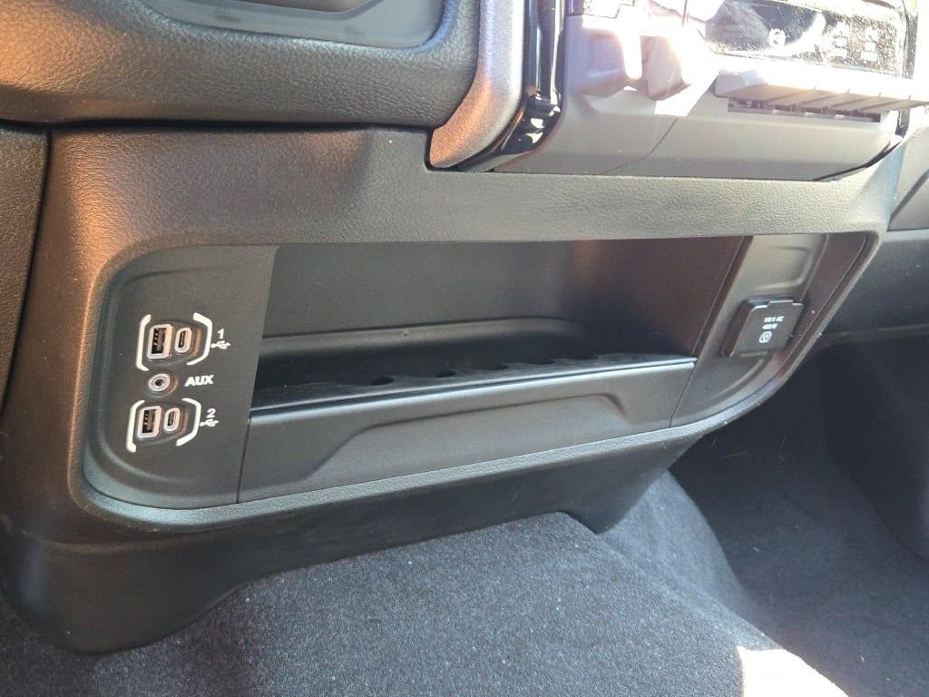 New 2026 Diamond Black Crystal Pearl-Coat Exterior Paint RAM Tradesman image 24