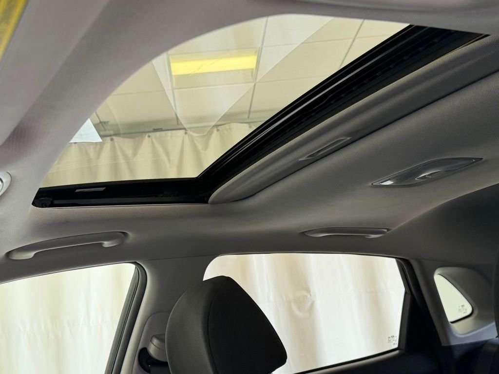 Used 2021 Ultra Black Hyundai SEL Plus image 9