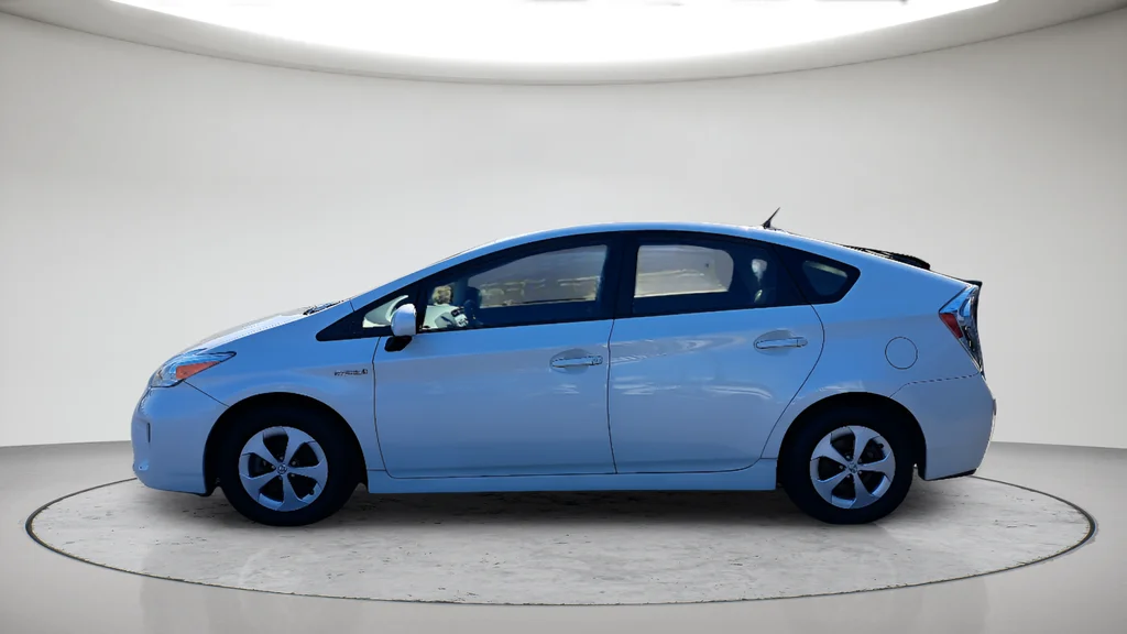 Used 2015 White Toyota Three image 6