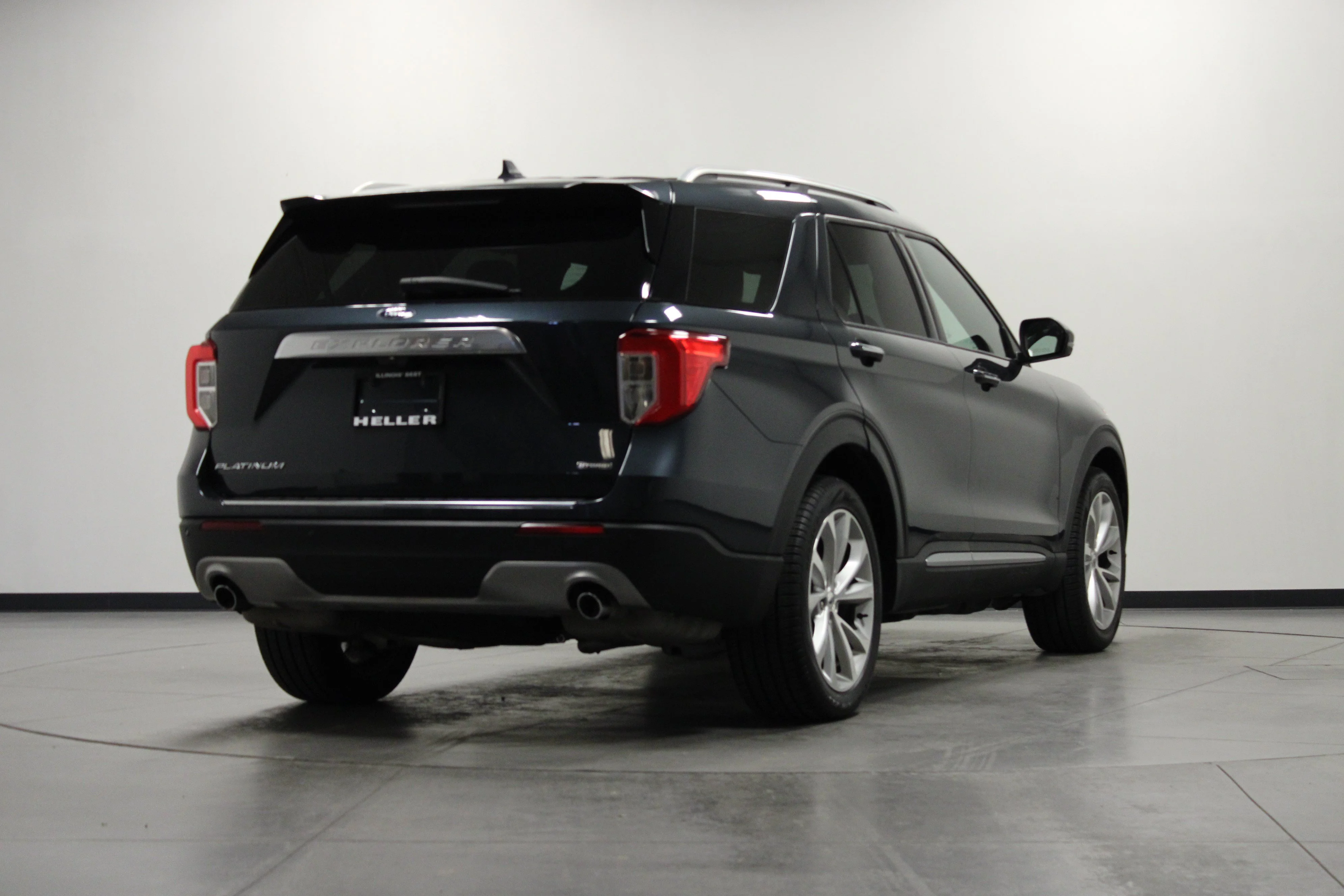 Used 2022 Blue Metallic Ford Platinum image 4