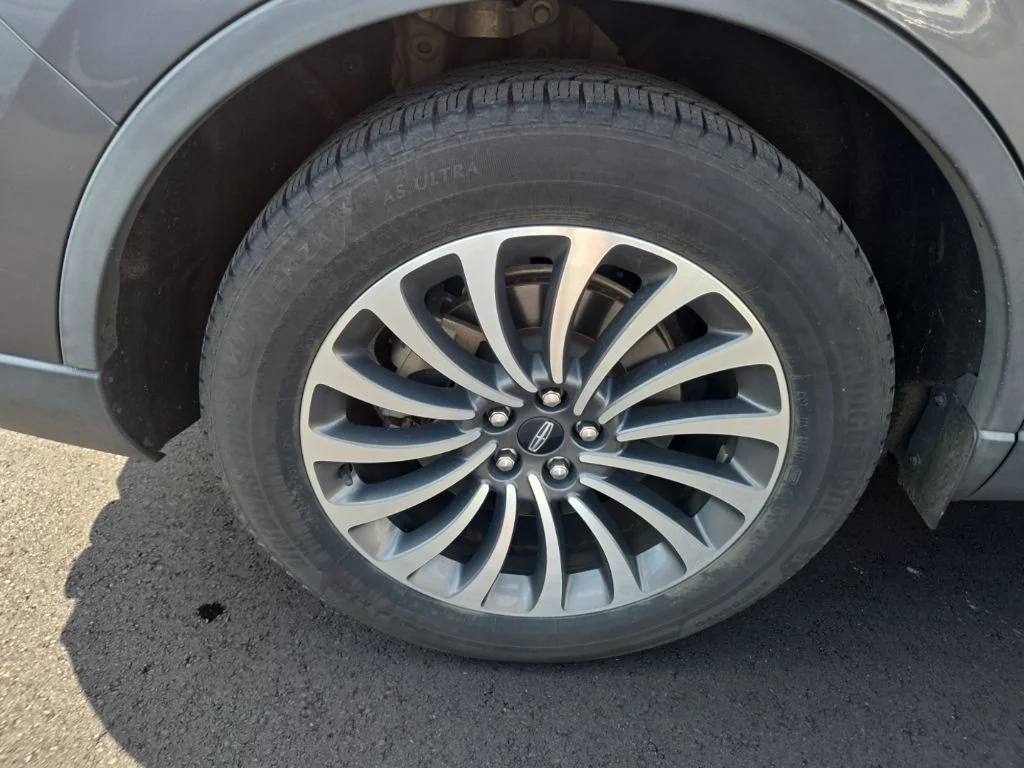 Used 2021 Gray Lincoln Reserve image 23