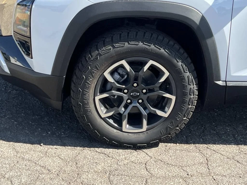 New 2027 Polar White Tricoat Chevrolet ACTIV image 26