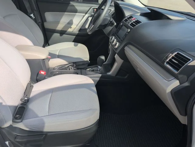 Used 2018 White Subaru 2.5i image 27