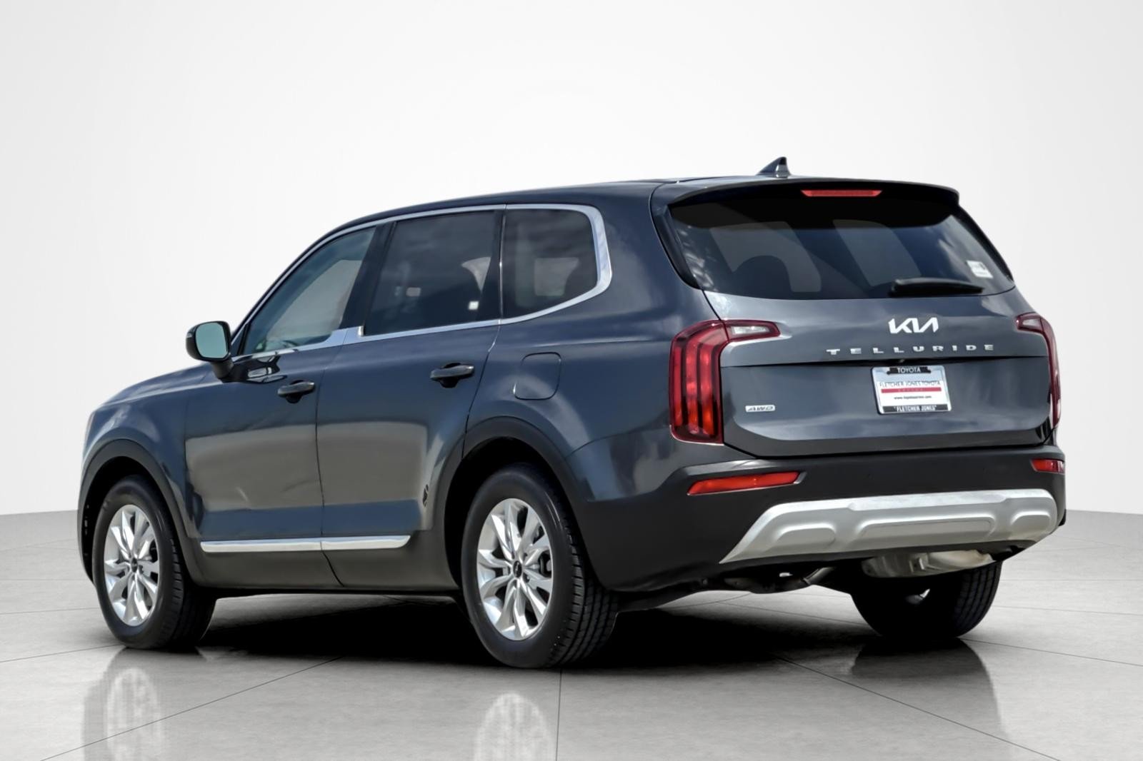 Used 2022 GRAY Kia LX image 3