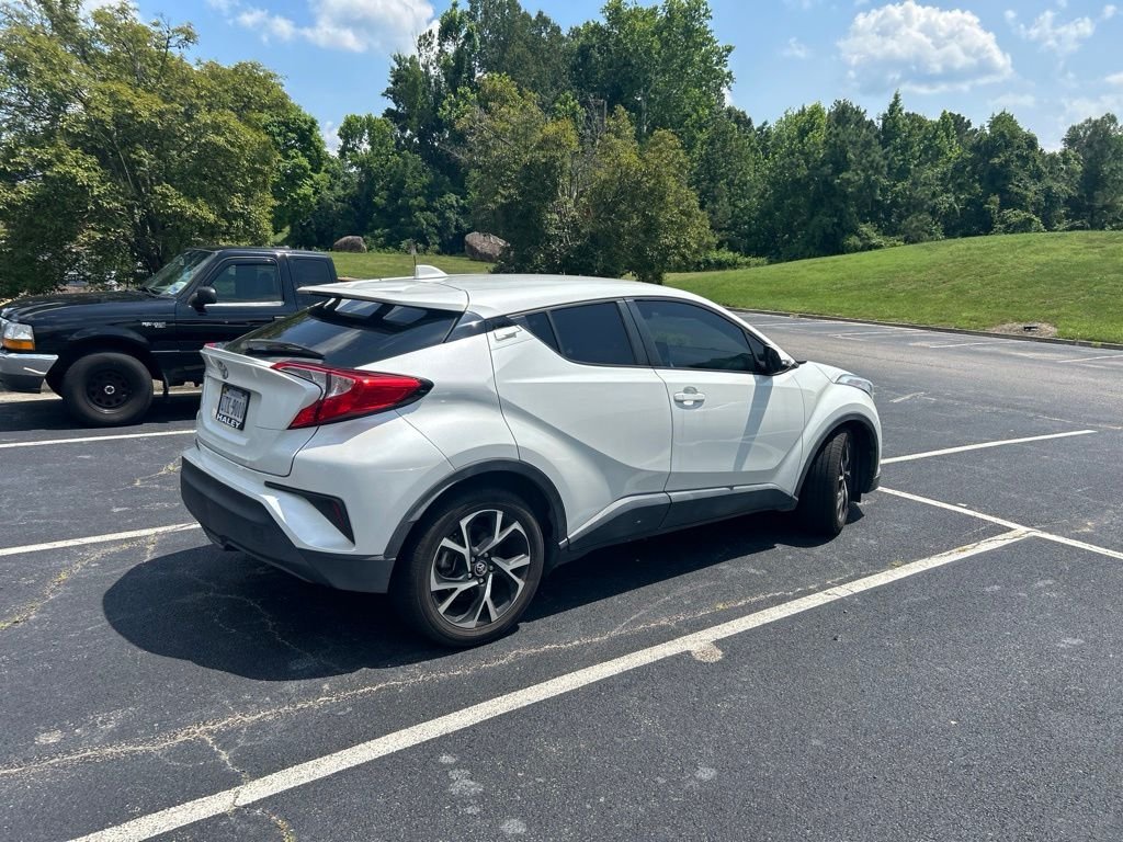 Used 2019 White Toyota XLE image 3