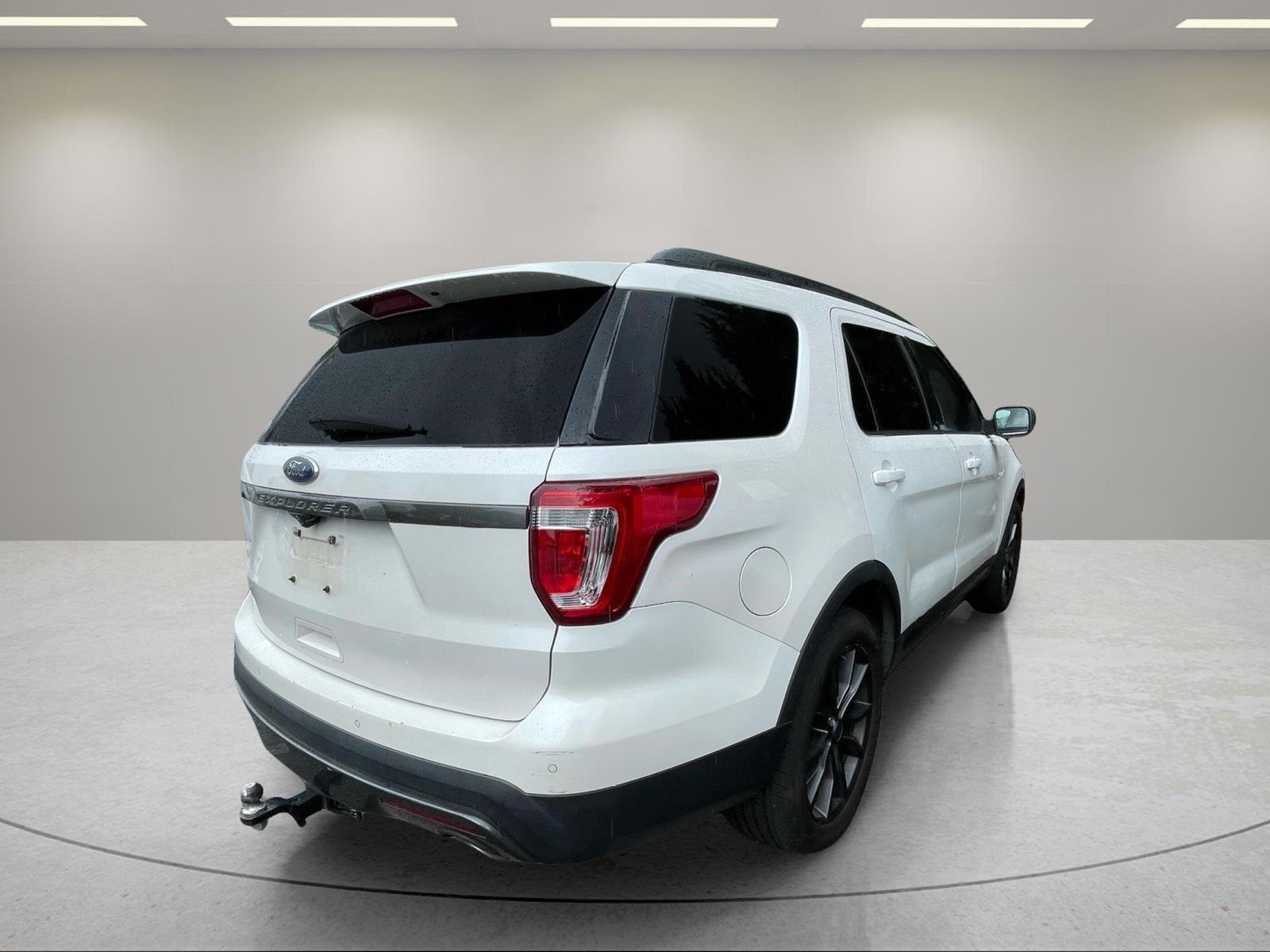 Used 2017 White Platinum Metallic Tri-Coat Ford XLT image 17