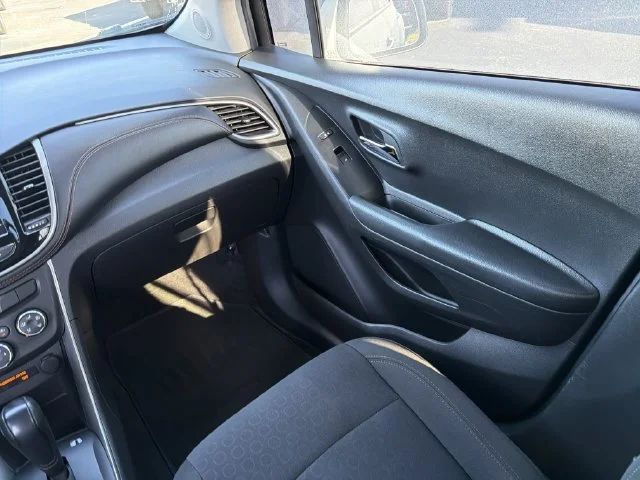 Used 2022 SUMMIT WHITE Chevrolet LS image 17