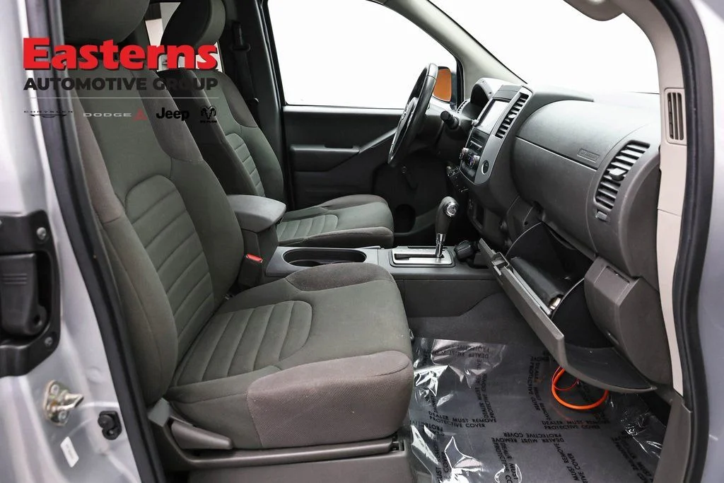 Used 2019 Silver Nissan S image 25
