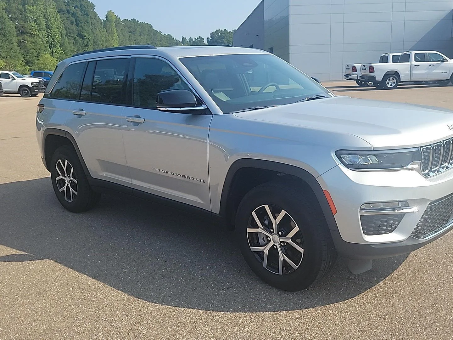 Used 2025 Silver Zynith Jeep Limited image 3