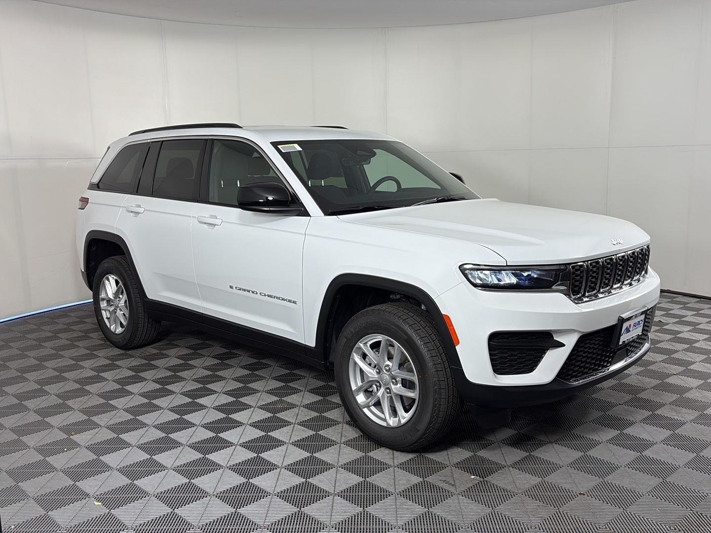 New 2026 Bright White Clear-Coat Exterior Paint Jeep Laredo image 2