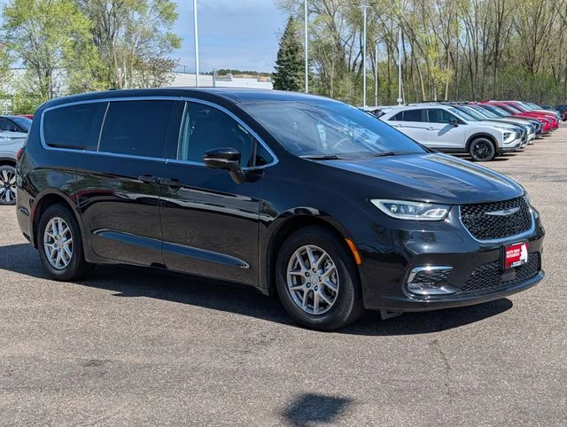 2025 Chrysler Pacifica Select's photo