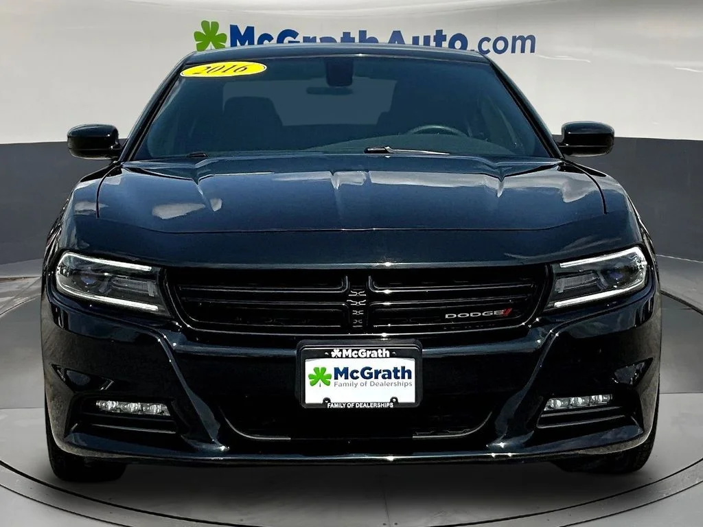 Used 2016 Black Dodge SXT image 2