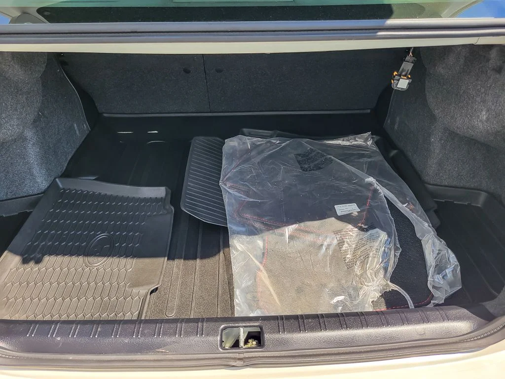 Used 2020 White Subaru Base image 18